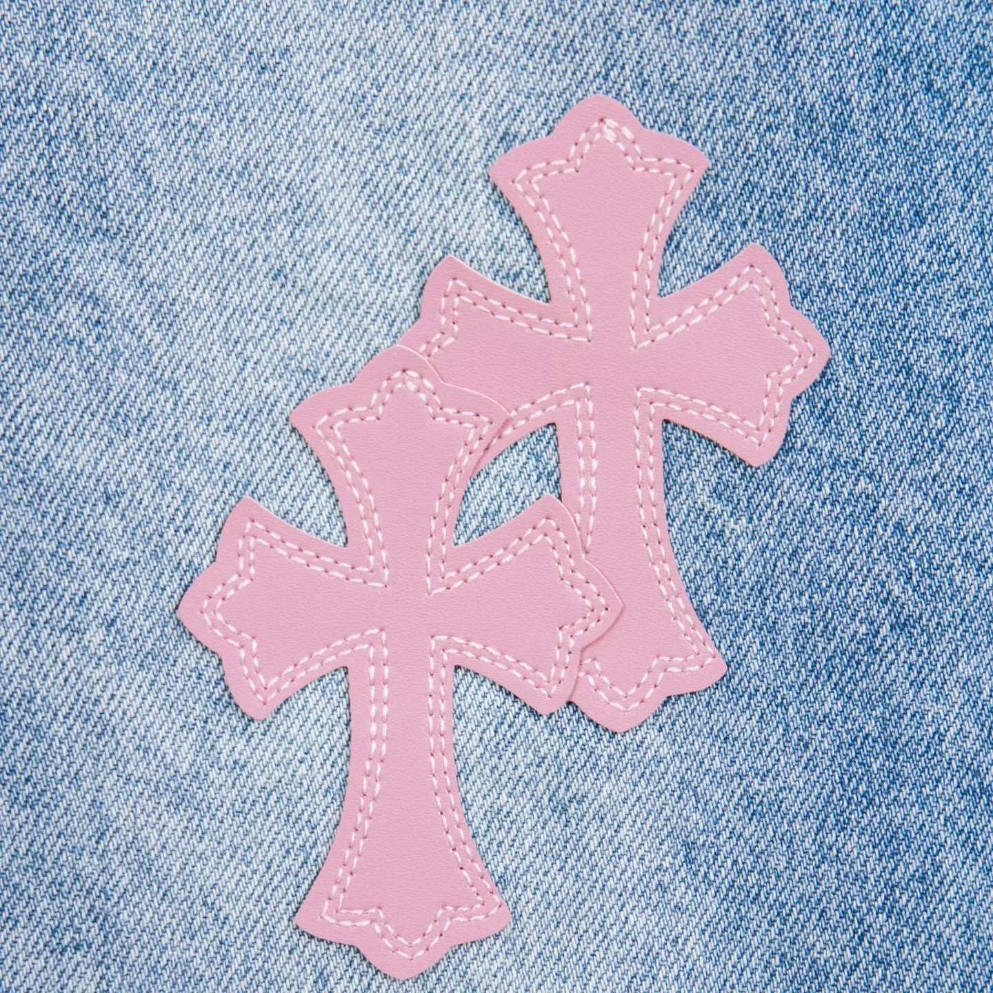 P260 (Higher version, evergreen version) Chrome Hearts 25FW CH blue trousers pink leather cross bamboo jeans. They adopt patchwork elements, mostly in the shape of a cross, with glitter on the leather surface. Unique design, simple and elegant details, exquisite workmanship, neat lines of the entire trousers, and perfect details! It’s also so cool that both men and women can easily control it. It’s a gender-neutral trendy up version. Style number: 1728 Color: blue pants and pink leather Size: 28 30 32 34 36